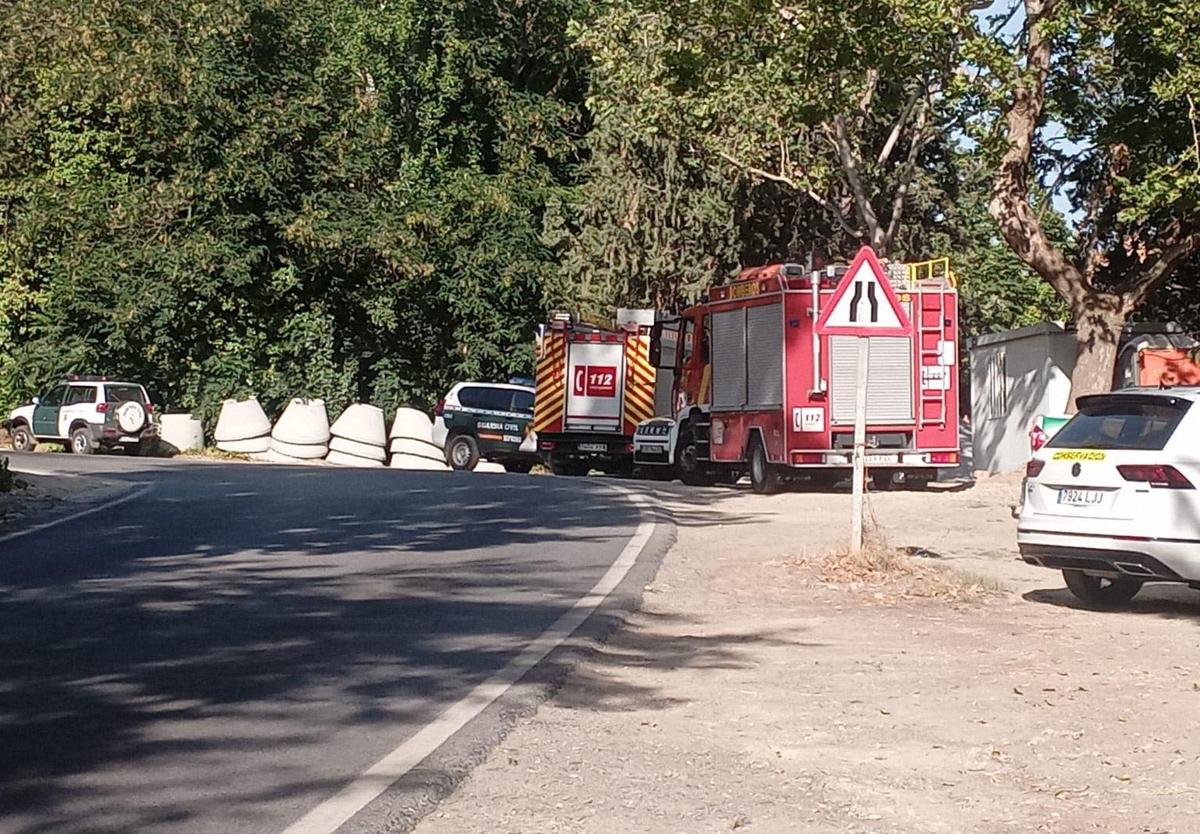 Bomberos y Guardia Civil en el lugar del accidente, en Carataunas.