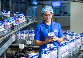 Una profesional en una de las cadenas de producción de la fábrica de Granada.