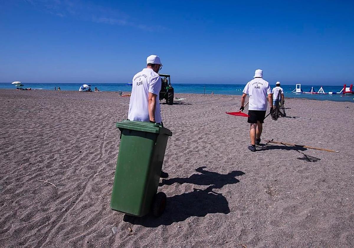 Operarios limpiando en la playa de Salobreña.