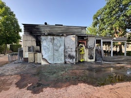 Los Bomberos apagan el fuego en un bar de Maracena.