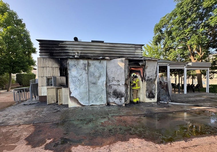 Arde un bar junto al centro de salud de Maracena: «Hemos intentado apagarlo, pero nos ha desbordado»