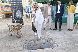La alcaldesa de Granada, Marifrán Carazo, ha visitado en la mañana de este lunes el inicio de las obras.