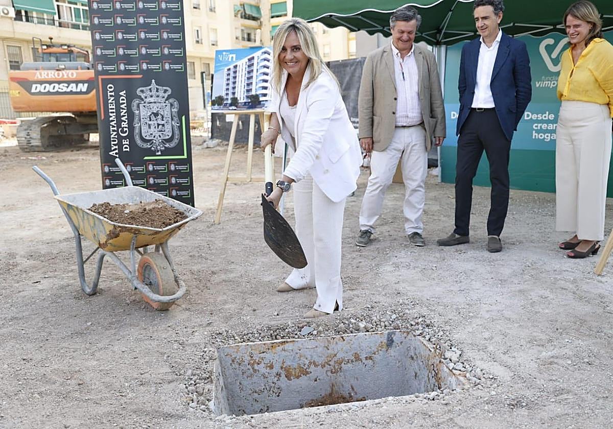 La alcaldesa de Granada, Marifrán Carazo, ha visitado en la mañana de este lunes el inicio de las obras.