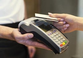 Así es la 'propina automática' que engorda la cuenta, la moda que llega a los bares.
