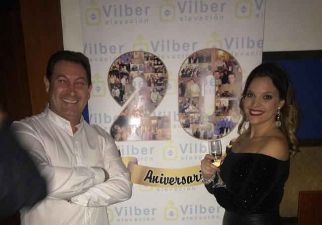 Brindis. Antonio Vílchez y su hija Cristina, durante la fiesta del 20º aniversario de la empresa.