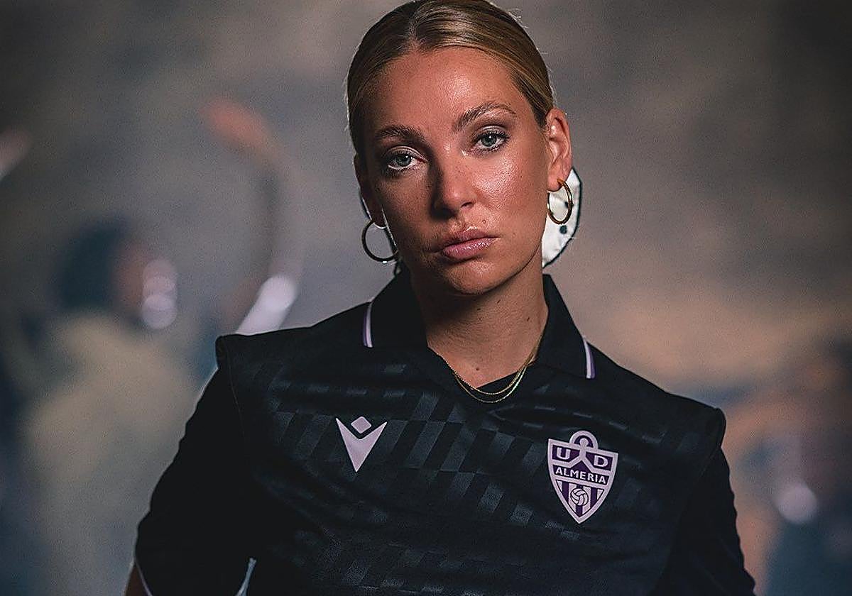 Modelo con la tercera camiseta del Almería en la Peña El Morato