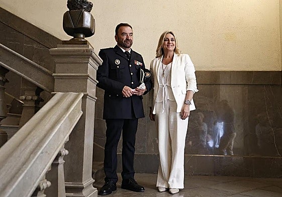 El nuevo jefe de la Policía Local, Rafael Domingo, el día de su nombramiento junto a la alcaldesa de Granada, Marifrán Carazo.