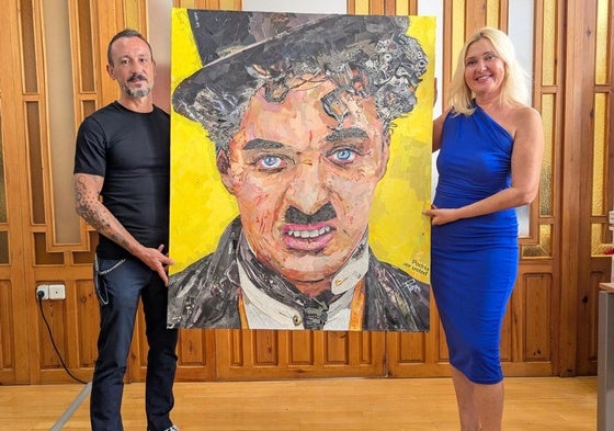 Rubén González y María Espejo posan con 'Retrato de Charles Chaplin. Podrías ser tú'.