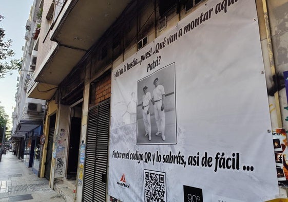 Lona que anuncia la apertura del restaurante.