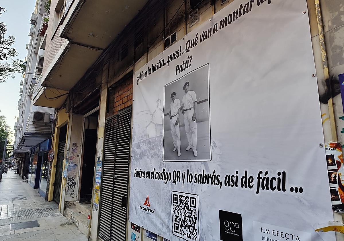 Lona que anuncia la apertura del restaurante.