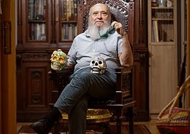 El detective de los huesos. Miguel Botella, con un par de calaveras mexicanas, en el despacho de su casa.