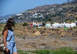 Una viandante observa la chabola en el TH1 de Salobreña.