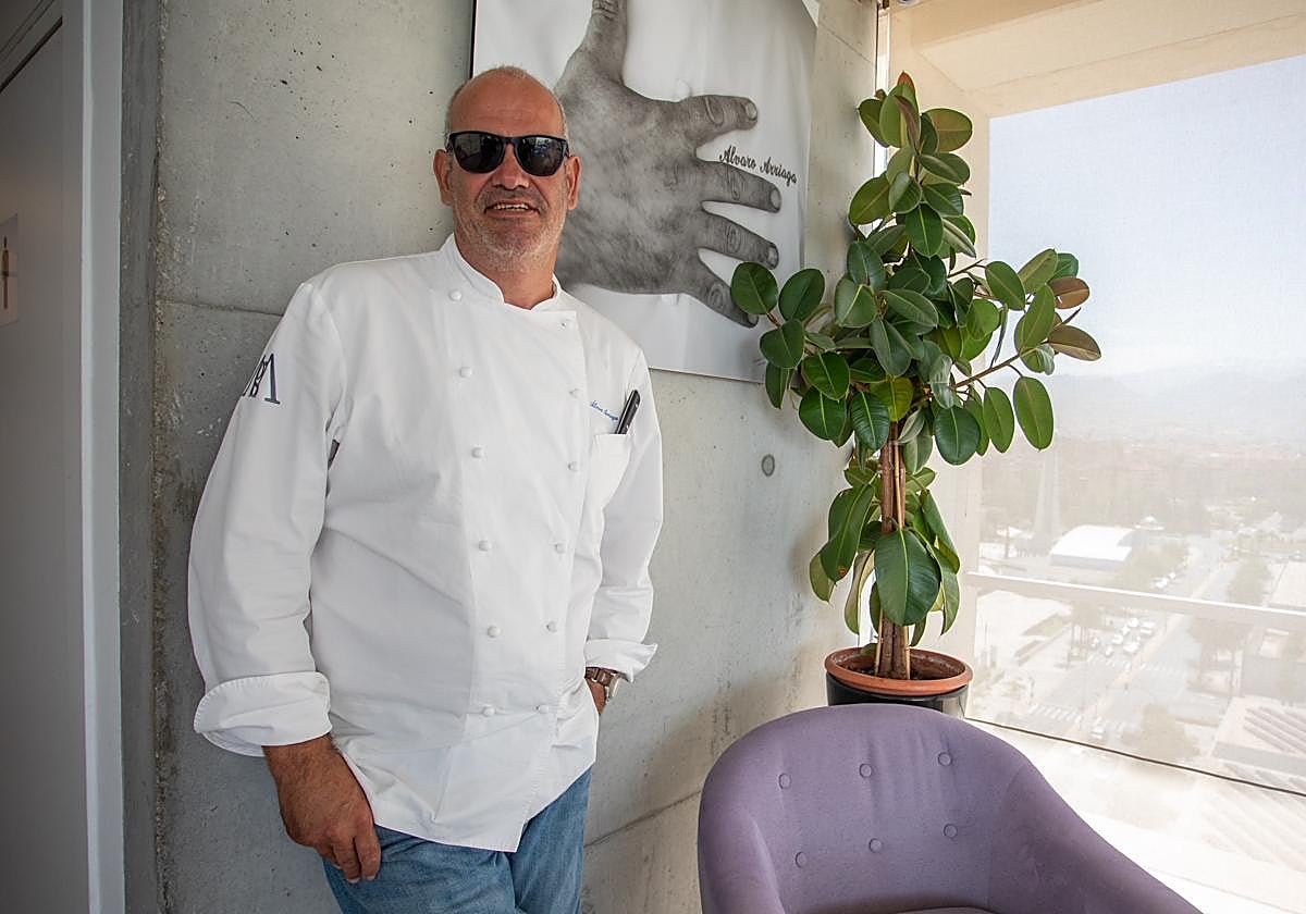 Álvaro Arriaga portando un cuchillo en el bolsillo como si se tratara de un bolígrafo, con gafas de sol, en su restaurante Arriaga