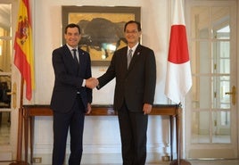 El presidente de la Junta de Andalucía, Juanma Moreno, se ha reunido este martes en Madrid con el embajador de Japón en España, Takahiro Nakamae.