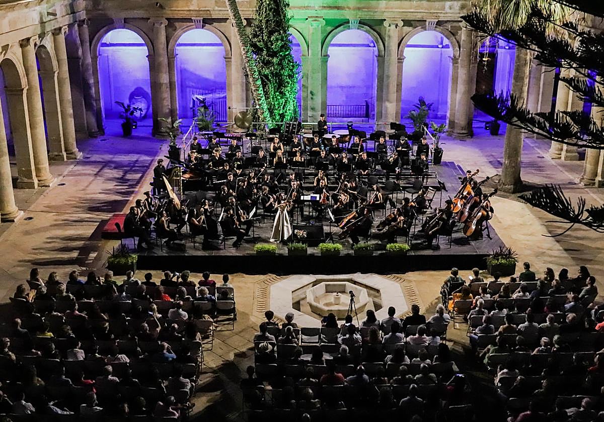 La Orquesta Joven de Almería se va 'De Viaje con Michael Thomas' en un divertido concierto el sábado en el Auditorio