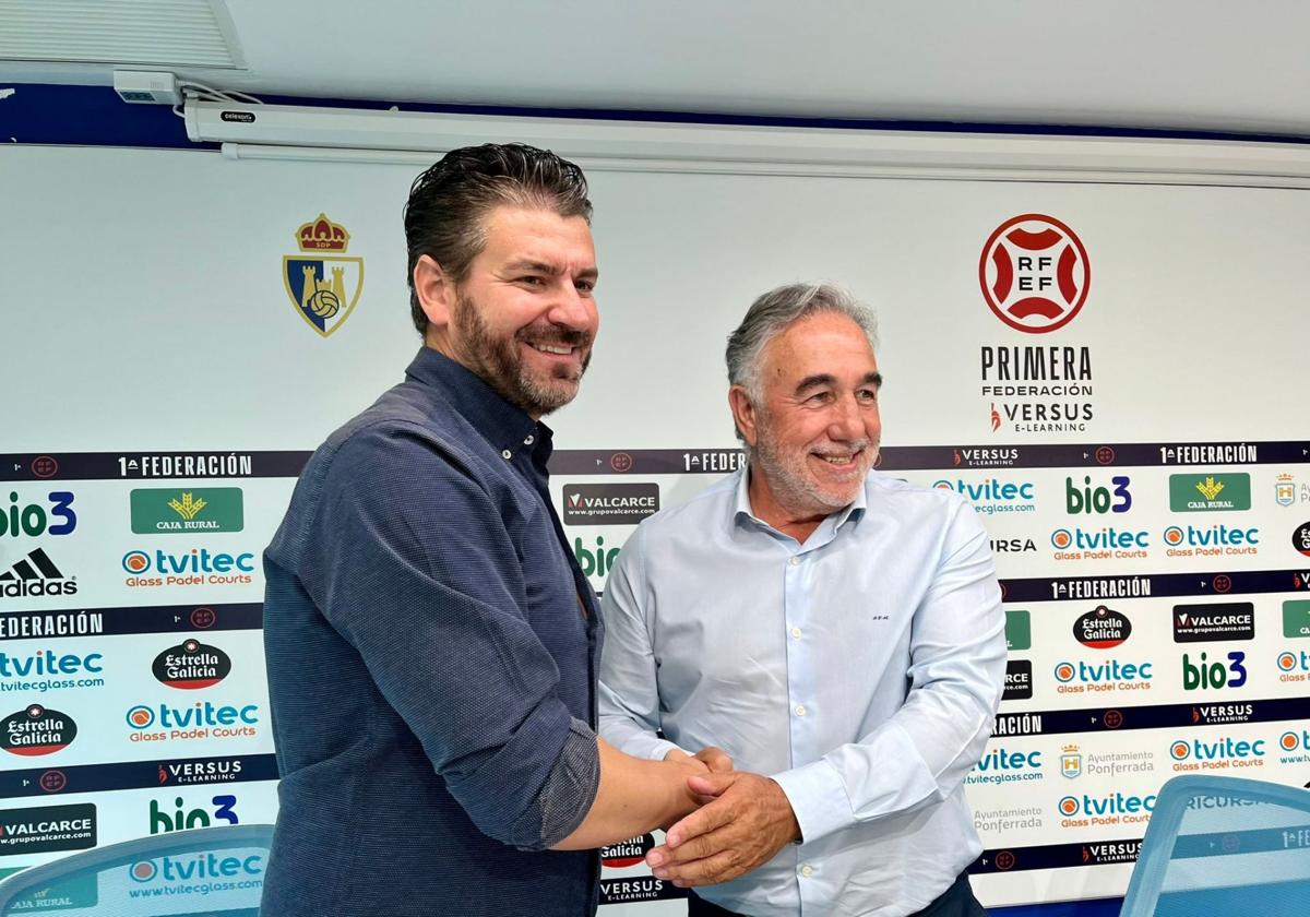 Fernando Estévez saluda a José Fernández Nieto, presidente de la Ponferradina, en su presentación.