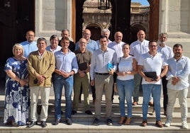 Los alcaldes del PP, a las puertas de la Diputación antes del Consejo de Alcaldes y Alcaldesas.