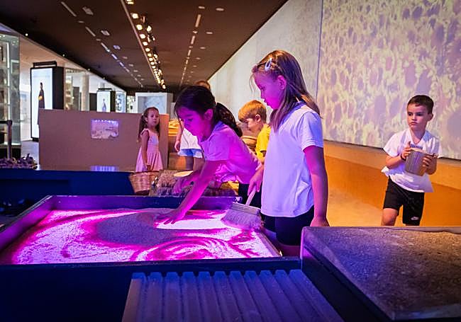 Niñas juegan durante una actividad.