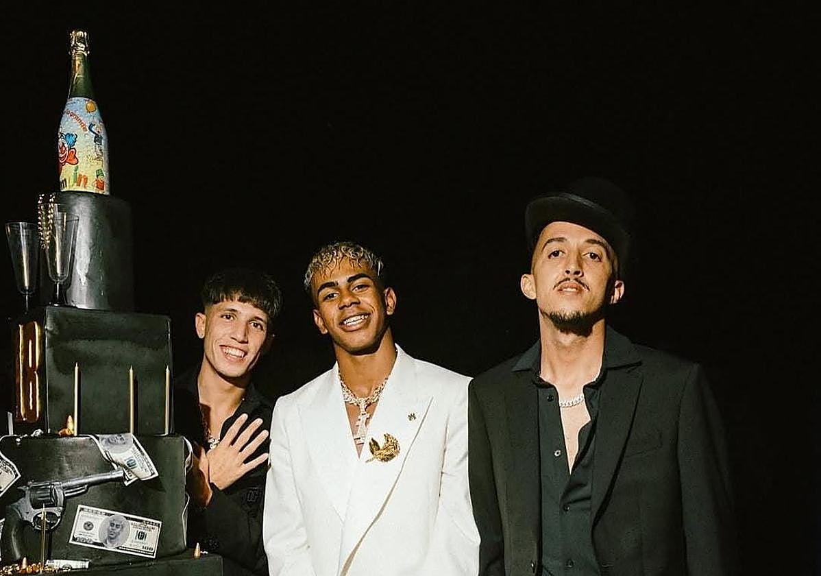 Lamine Yamal celebra su cumpleaños con una tarta coronada por la botella de Champín.