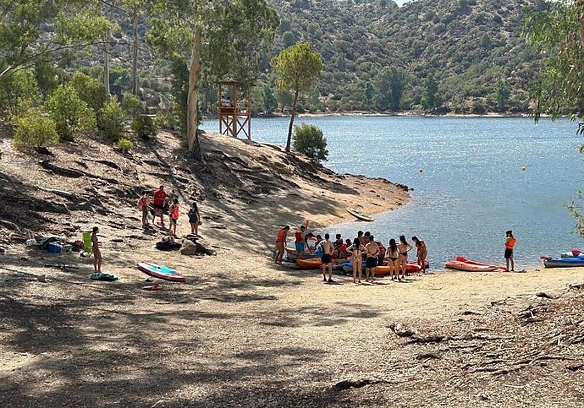 Playa del embalse del Encinarejo.