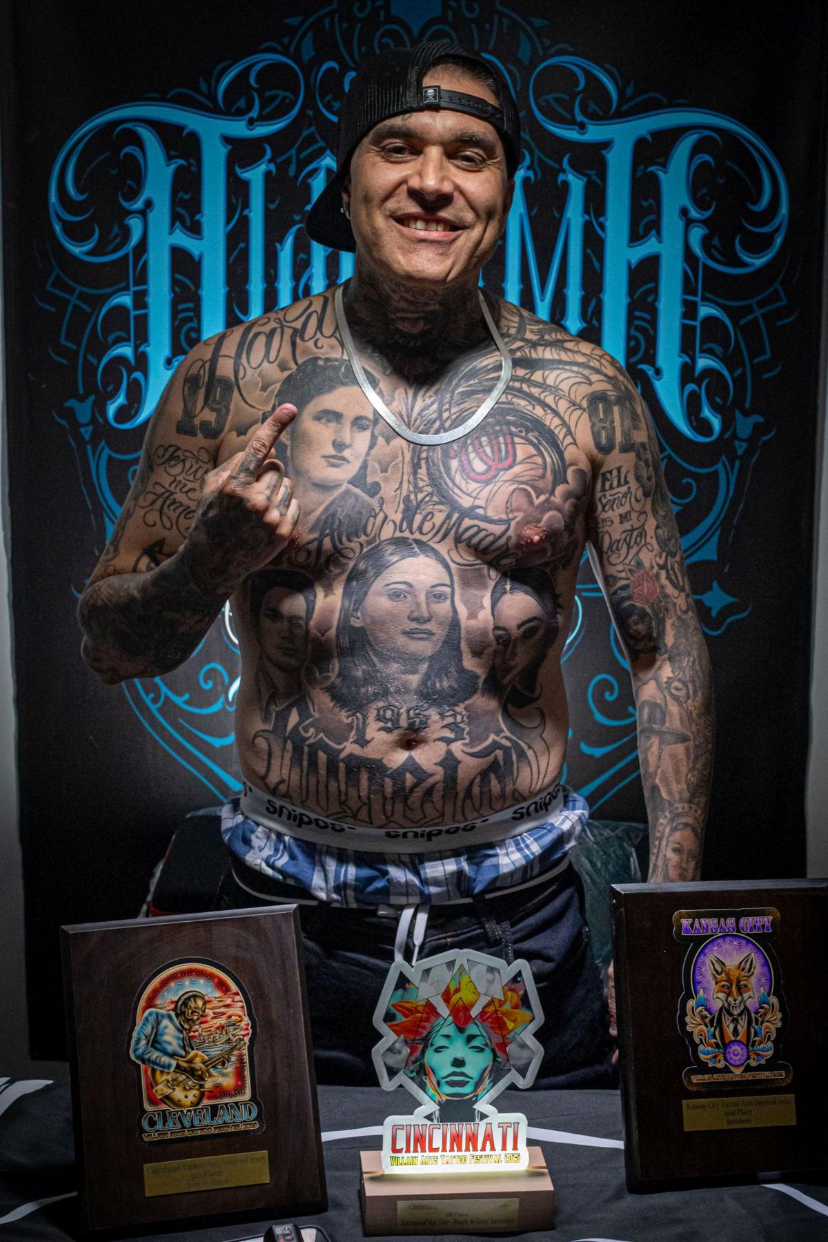 Javier Porcel Peche, con sus tres trofeos y su torso tatuado con su madre, su abuela, su padre y su hija