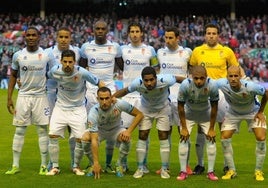 Los titulares de la 12/13, en el 'viejo' San Mamés, con la camiseta de Luanvi.