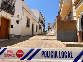 Calle precintada por la Policía Local de Alcalá por el siniestro de la Casa Ibarra