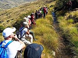 Decenas de senderistas disfrutan de las acequias de careo de un pueblo situado a los pies de Sierra Nevada