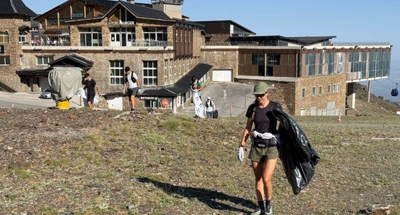 Un centenar de voluntarios en la jornada de recogida de residuos de Sierra Nevada