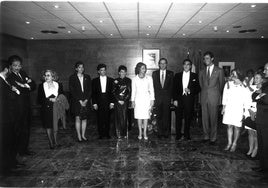 Sus Majestades posan junto al resto de autoridades y el tenor Plácido Domingo en la inauguración del Palacio de Congresos en abril de 1992.