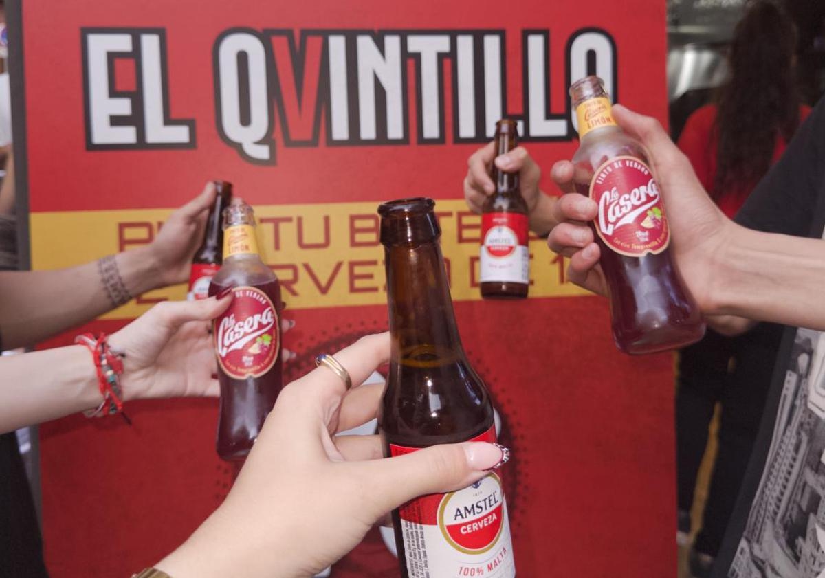 Imagen principal - Este bar de Granada triunfa a su manera: «quintillos de cerveza a un euro y tapas aparte»