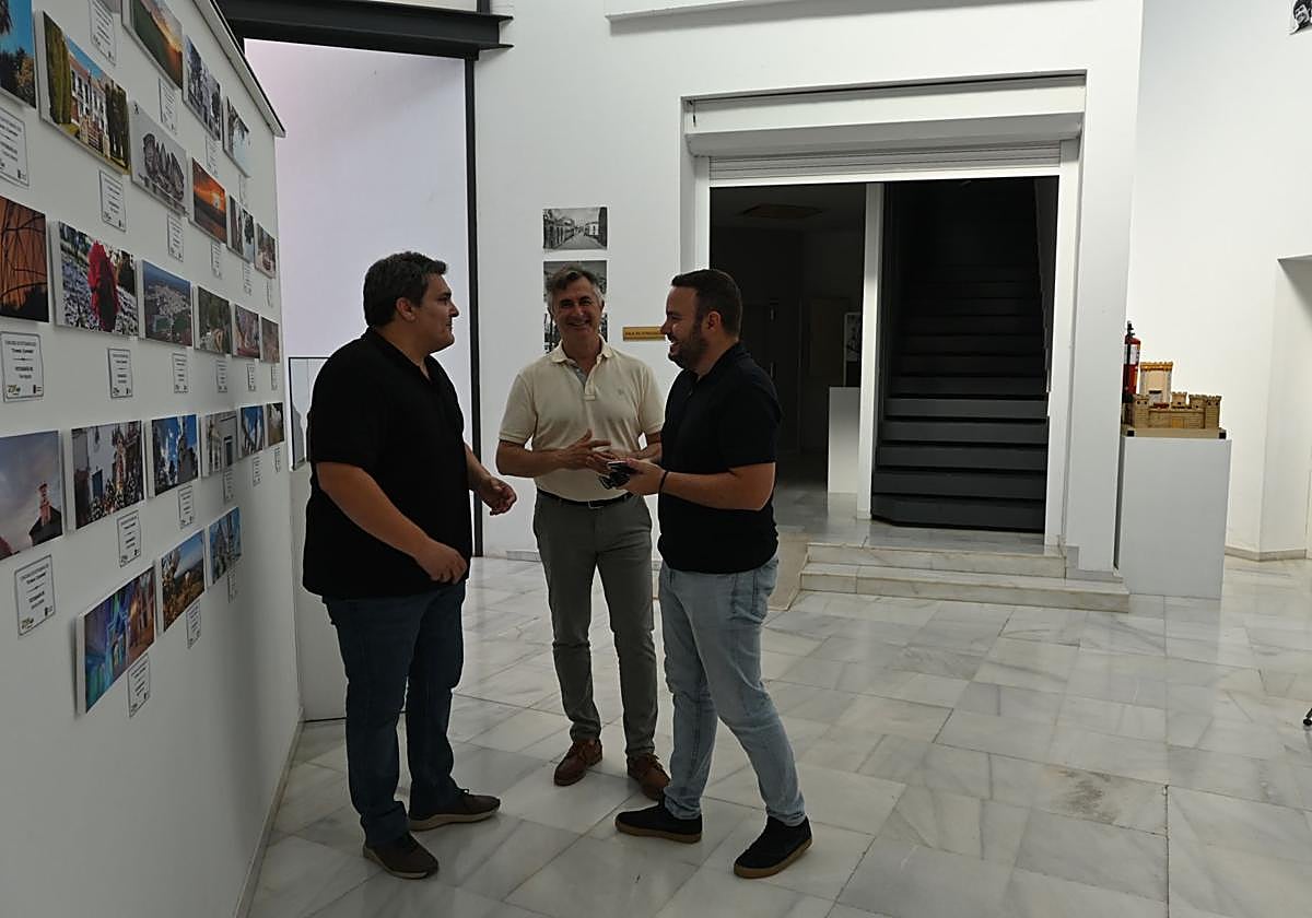 Visita del diputado de Infraestructuras Municipales y el alcalde a la Casa de la Cultura.