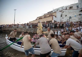 La barquilla con la virgen es echada al mar.