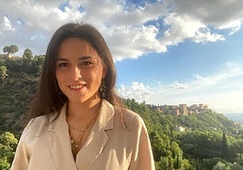 Carla Espallardo con las vistas de la Alhambra a su espalda