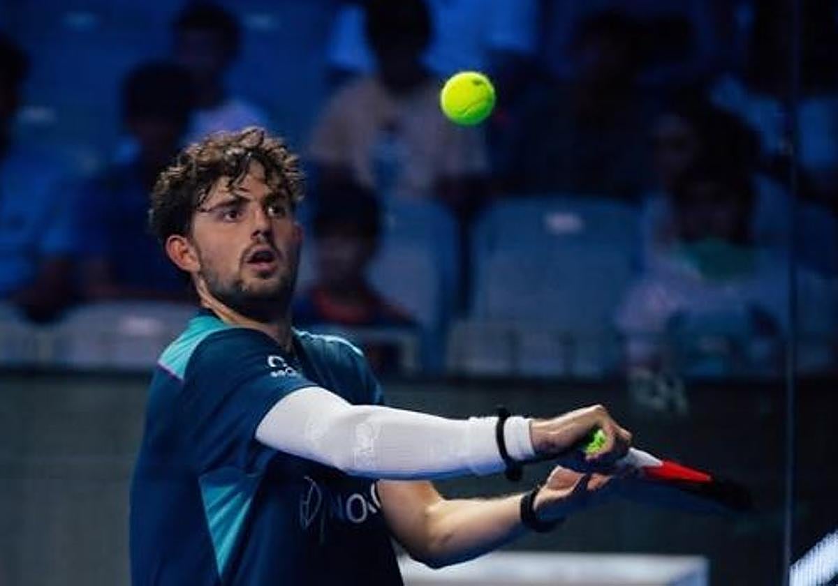 Mike Yanguas mide una bola antes de golpearla.