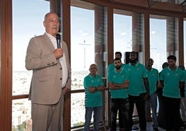 Pedro Fernández (i), durante un acto del Betis Baloncesto.