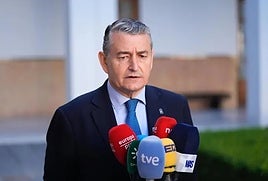 El consejero de la Presidencia, Interior, Diálogo Social y Simplificación Administrativa, Antonio Sanz, atiende a los medios en el Parlamento andaluz.