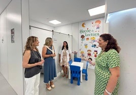 Visita de la delegada Elena González al centro de salud.