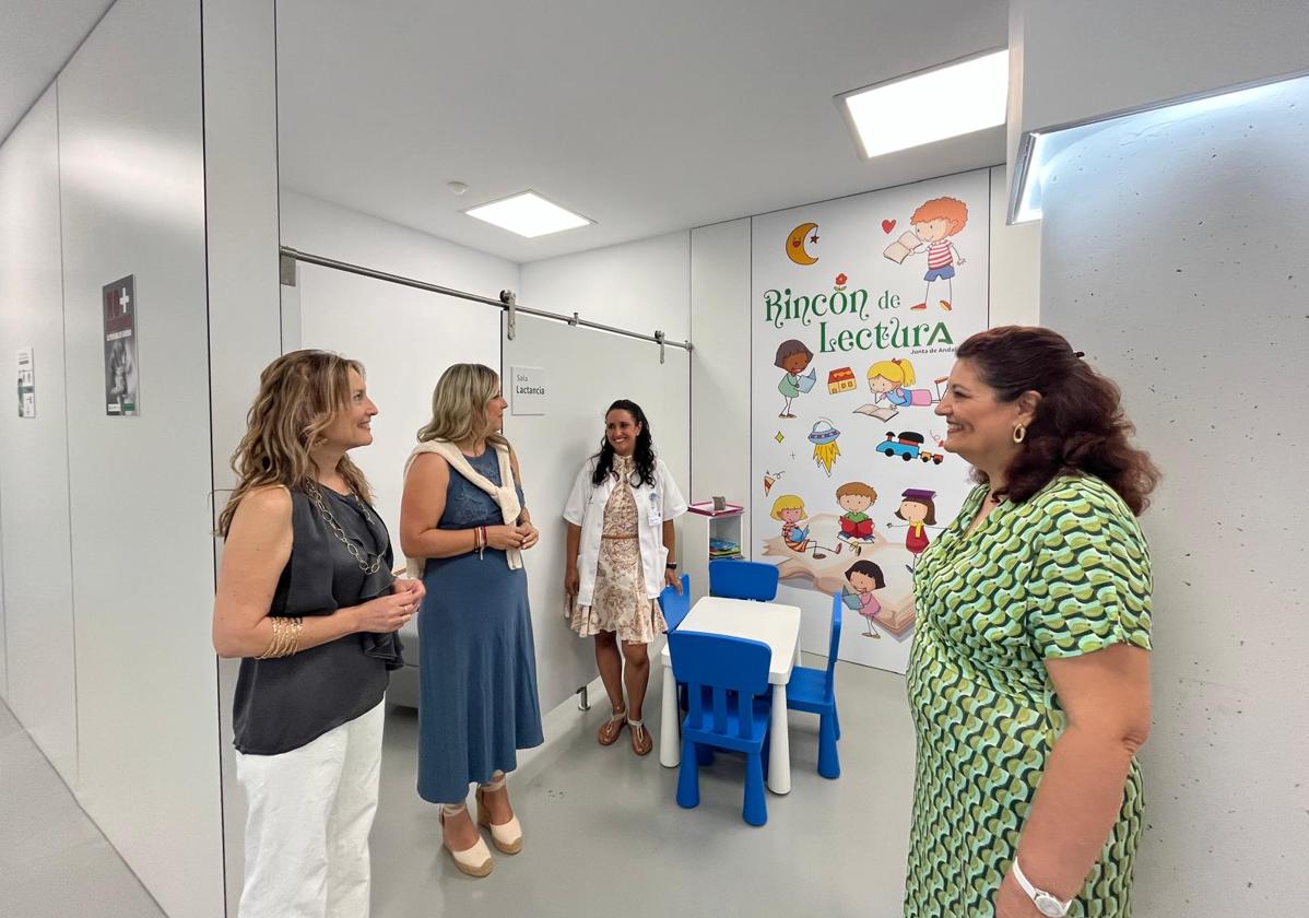 Visita de la delegada Elena González al centro de salud.