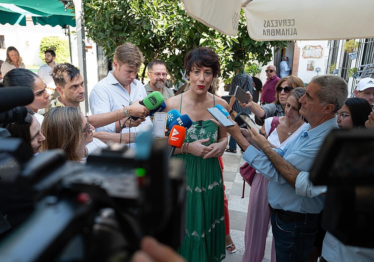 La ministra Elma Saiz atiende a los medios antes de su participación en el acti de La Platería.