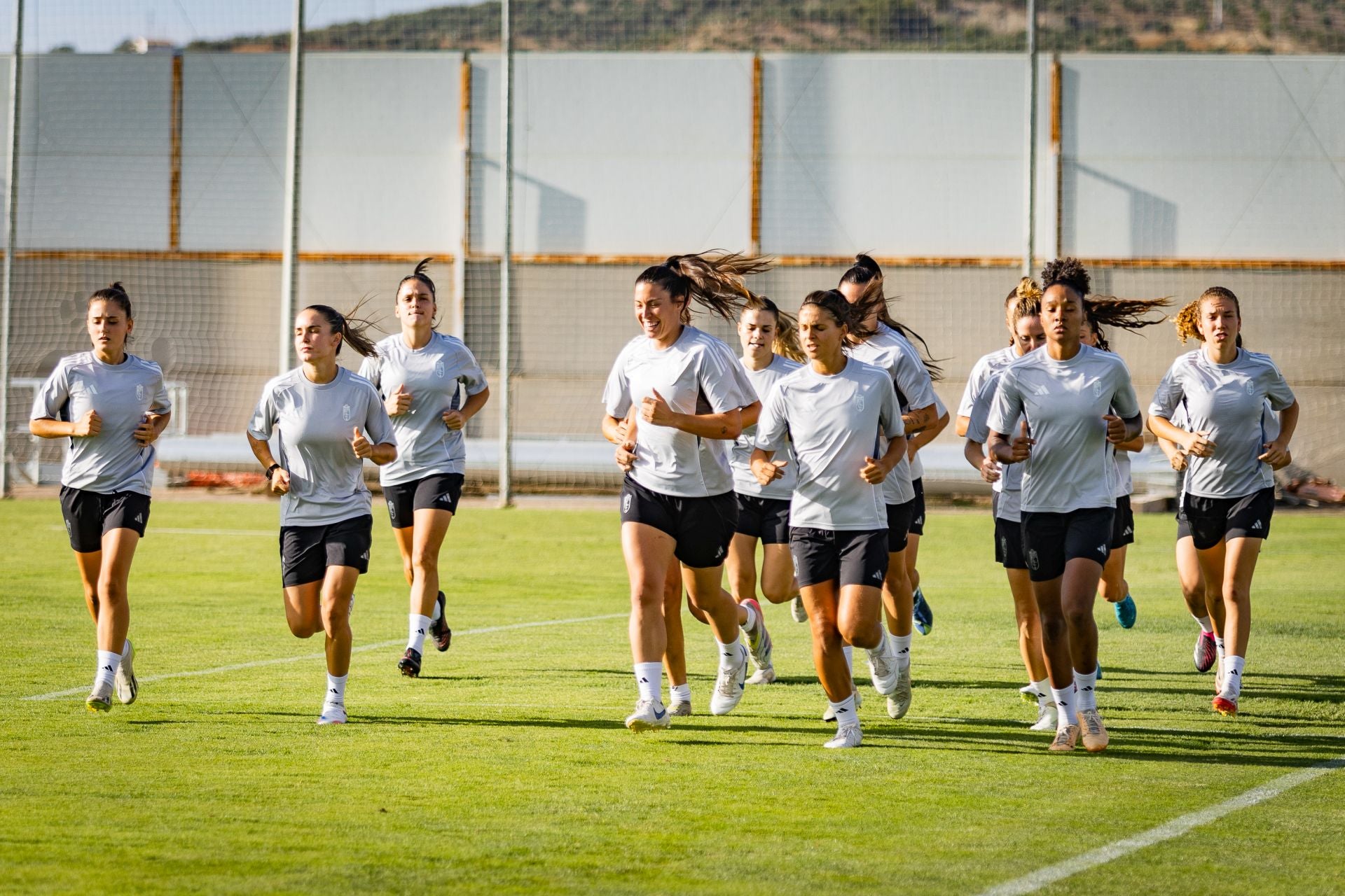 Las imágenes del primer entrenamiento del Granada femenino