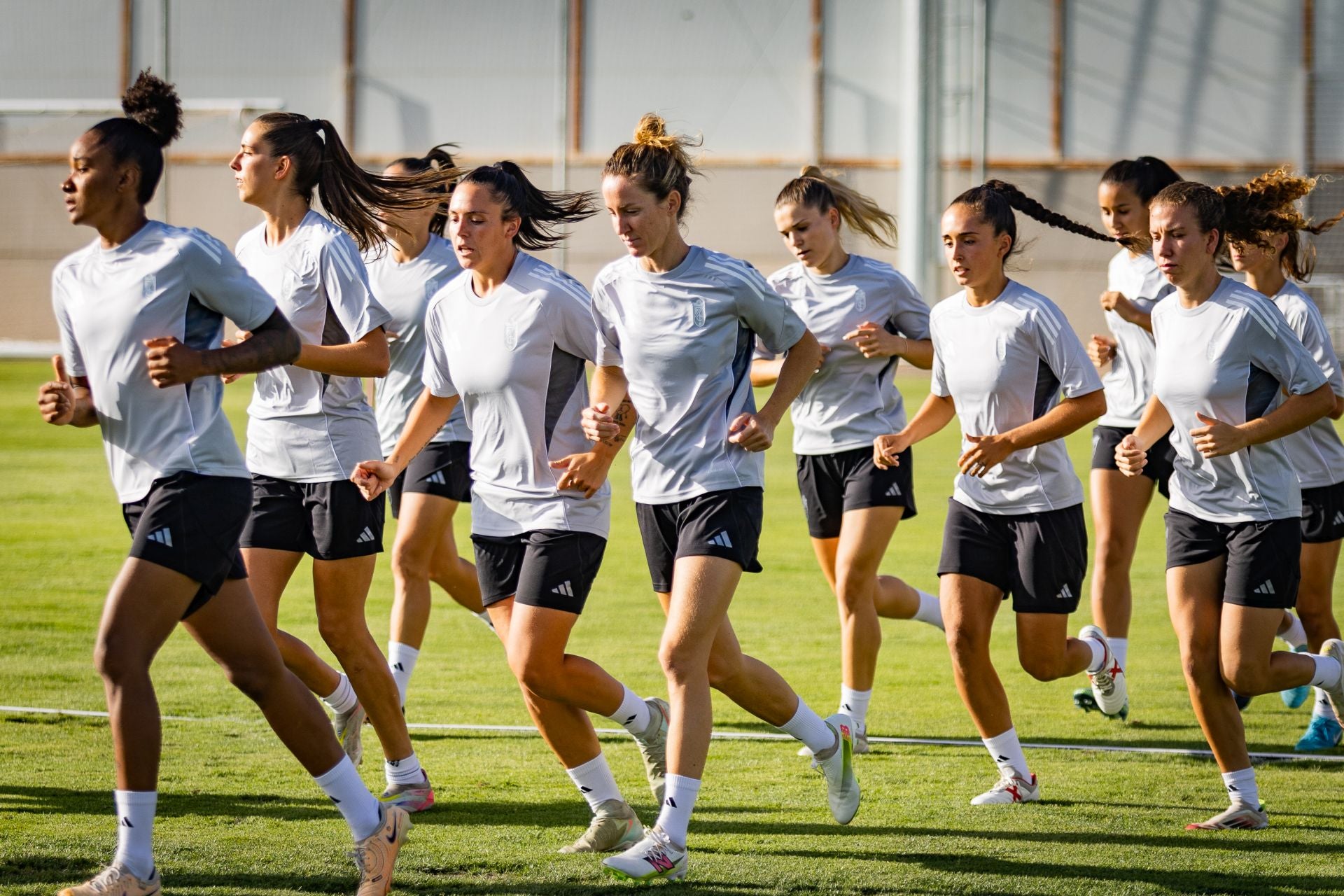 Las imágenes del primer entrenamiento del Granada femenino