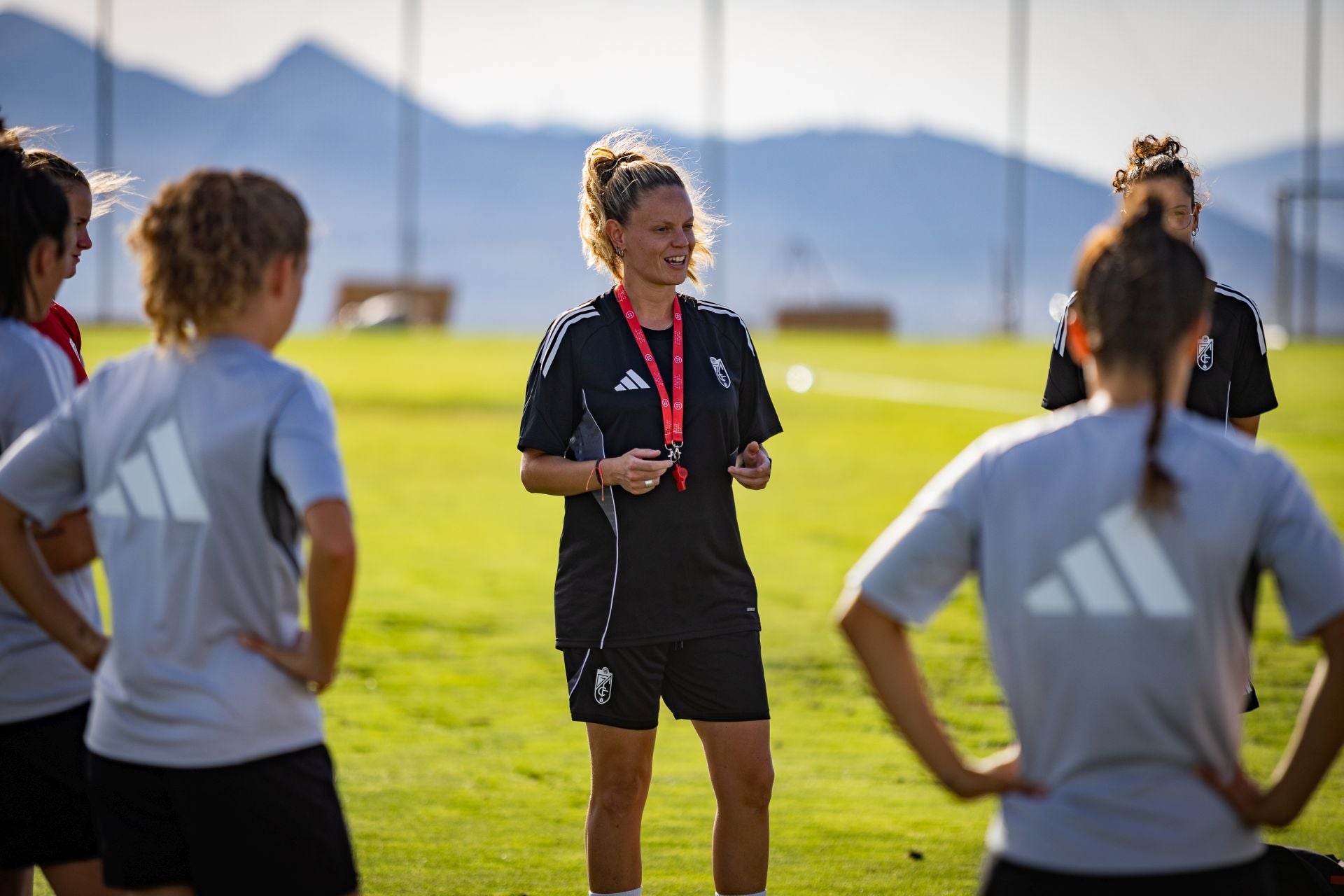 Las imágenes del primer entrenamiento del Granada femenino