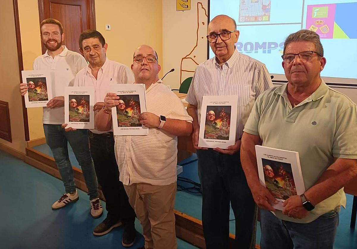 Luis Alberto Alcalá, en el centro, posa con autoridades y el autor del libro.