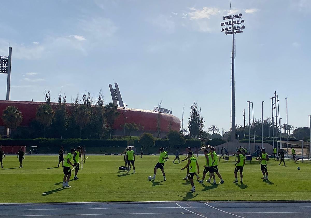 Grupo de jugadores del Almería haciendo un rondo