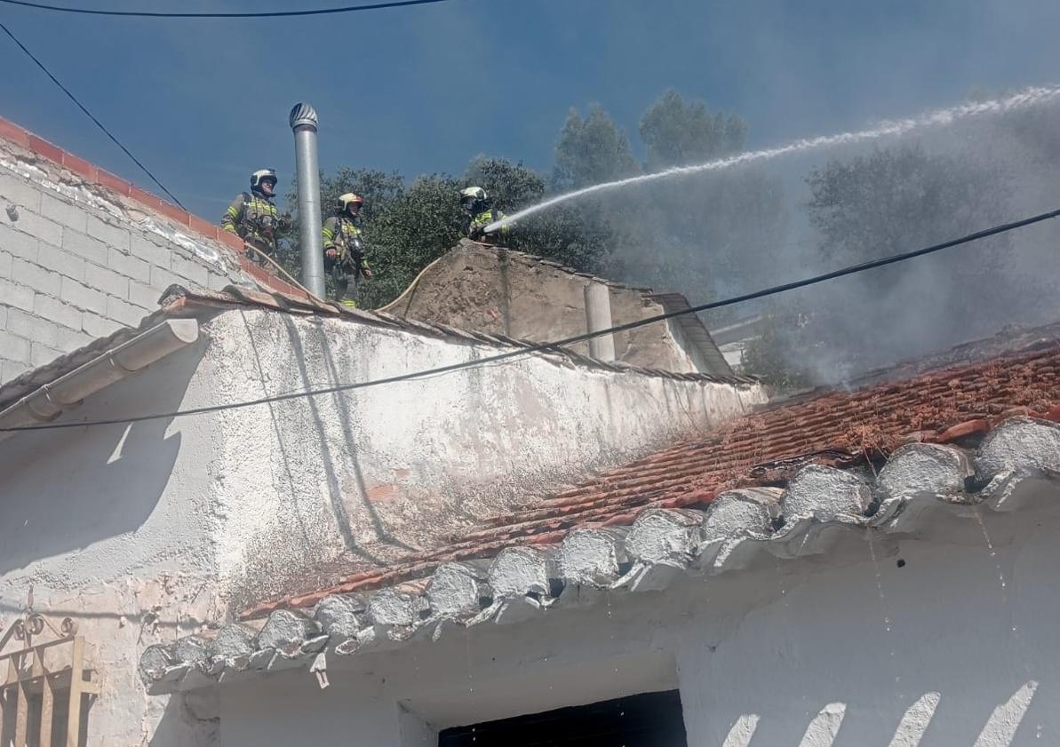 Imagen principal - Descubren una plantación de marihuana tras el incendio de una vivienda en Pinos Puente