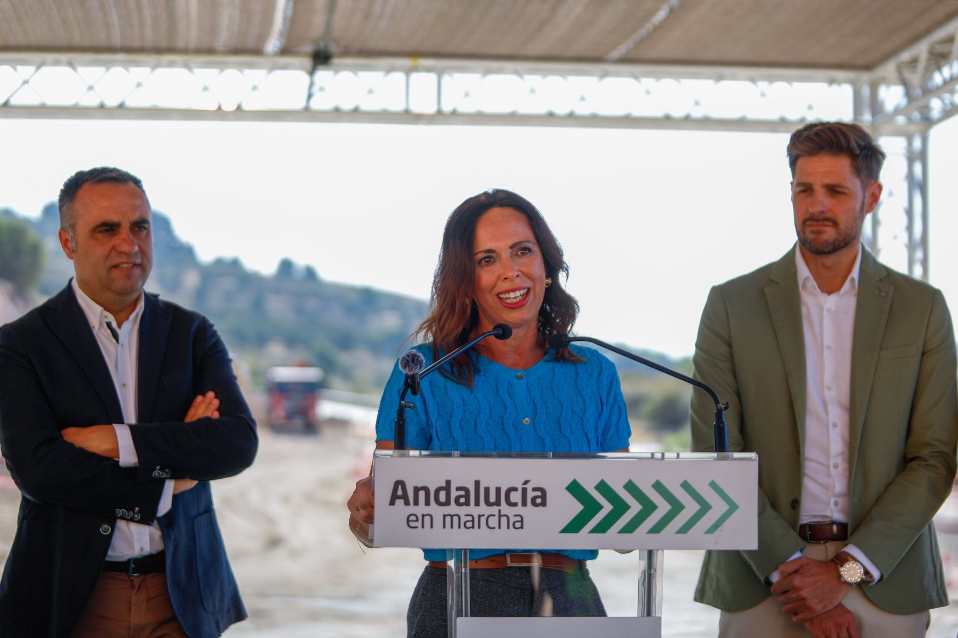 La consejera de Fomento, Rocío Díaz, el presidente de Diputación, Francis Rodríguez, el delegado del Gobierno de la Junta, Antonio Granados y el alcalde de Lanjarón, Eric Escobedo, han visitado el comienzo de las obras..