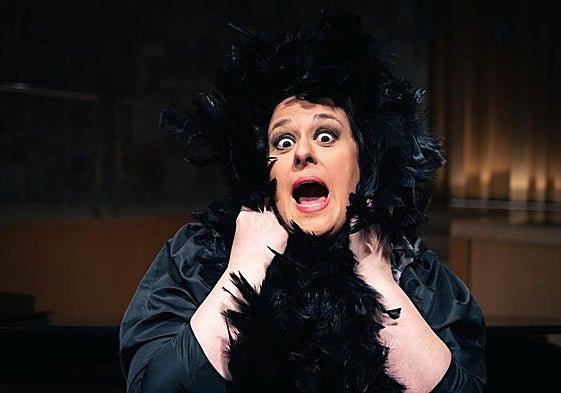 Martha Mathéu posa divertida para una instantánea en el escenario del teatro.