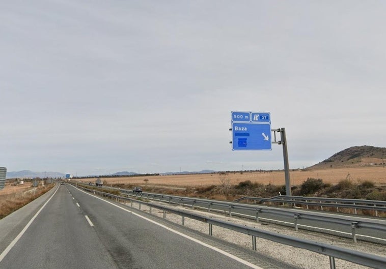 Un herido tras una aparatosa colisión entre dos camiones que obligó a cortar la A-92 en Baza