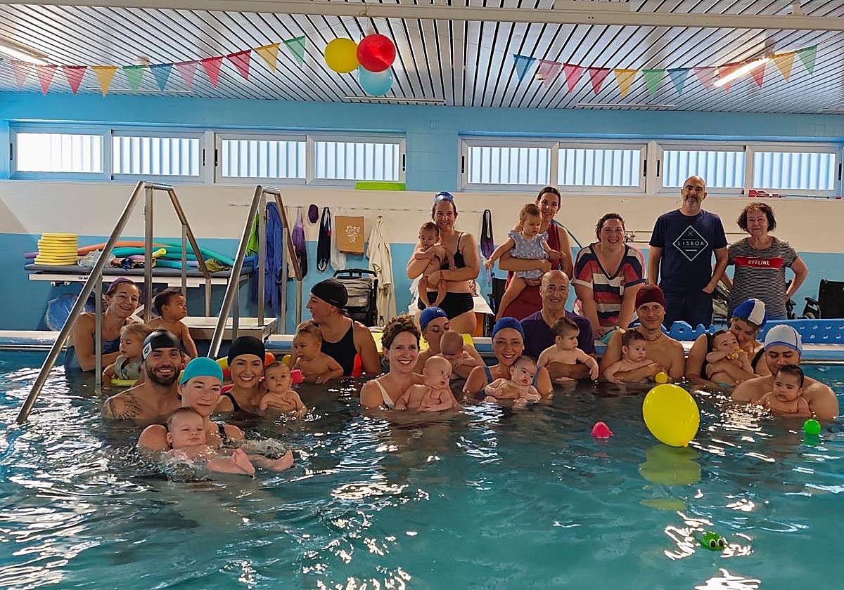 Sanitarios y familias en el final de curso de la escuela de padres